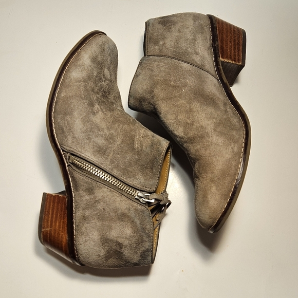 Vionic Size 7 Suede Ankle Boot 1.8" Heel Rubber Sole Side Zip Almond Closed Toe - Picture 2 of 11